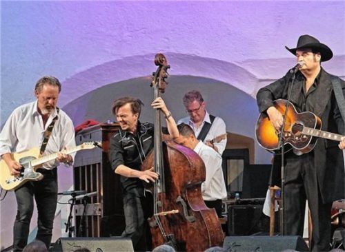 „A mordsdrum Mannsbuid“: Dr. Kingsize (rechts) – alias Dr. Klaus Kohlpaintner –hier ausnahmsweise als Johnny Cash. Unterstützt wurde er von den Musikern der Band „The Celebrations“. Foto Pillatzki