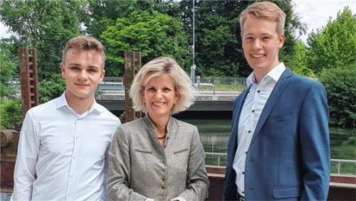 Ab in die USA: Simon Hofmann (links) und Philipp Gaida mit der Bundestagsabgeordneten Daniela Ludwig.Foto re