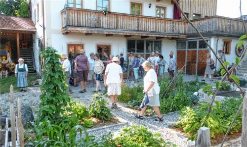 Ab ins Grüne: Die Teilnehmer erkunden die Gartenbepflanzungen der Bauernhöfe.Foto re