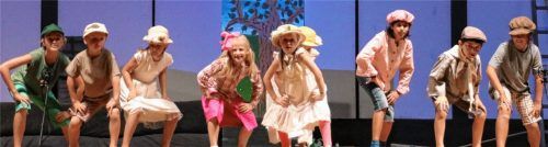 Abschluss-Aufführung der Kinder-Kulturwoche: Die Kleinen kamen in „Die Abenteuer von Tom Sawyer und Huckleberry Finn“ schauspielerisch, tänzerisch, musikalisch und akrobatisch groß raus. Fotos Benekam