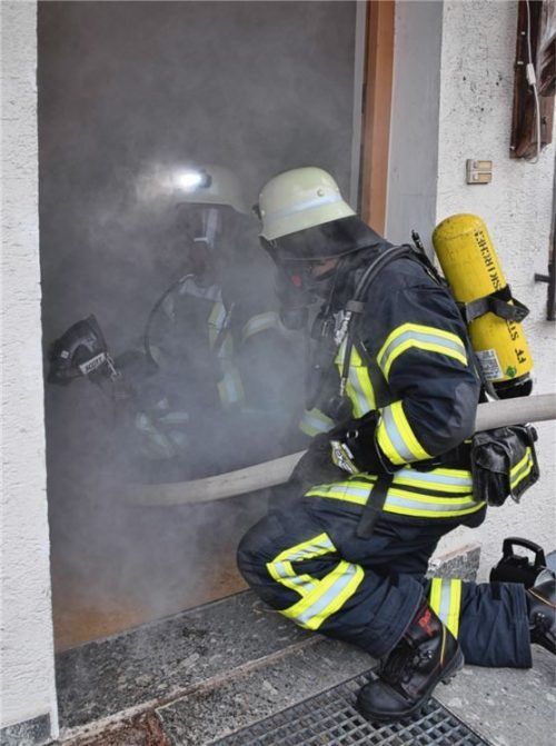 Alles unter Kontrolle: Die Einsatzkräfte kämpfen sich durch den Nebel. Foto re