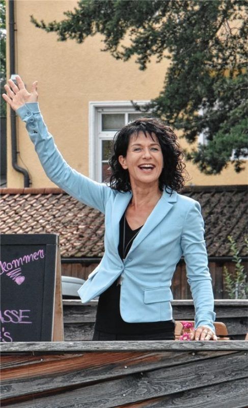 Als Kapitänin will Christine Degenhart die Freien Wähler/UP Rosenheim durch den Kommunalwahlkampf führen und hat daher zum Gespräch ins Café „Arche“ eingeladen.Foto SChlecker