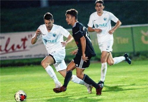 Ampfings Neuzugang Daniel Hofstetter im Duell mit Landshuts Rafael Jorge, hinten Oliver Weichhart.Foto Buchholz