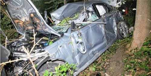 An einem Abhang bei Rausching endete die Verfolgungsjagd eines 24-Jährigen mit der Polizei. In einer scharfen Rechtskurve verlor er wegen des hohen Tempos die Kontrolle über das Fahrzeug und schoss etwa 50 Meter einen Hang hinunter.Fotos fib/eß