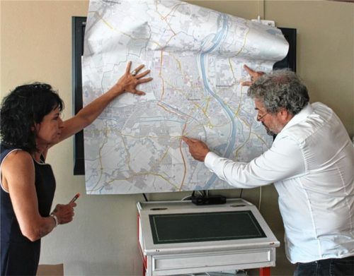An einer Karte von Rosenheim erläutern Christine Degenhart und Robert Multrus den möglichen Verlauf von neuen Fahrradwegen durch die Stadt.Foto Wunsam