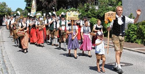 Angeführt von den obligatorischen Taferln und der Blaskapelle ging der Festzug durch Eggstätt.Fotos Stössel