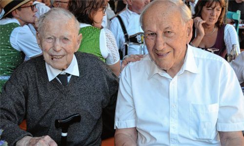 Angeregte Unterhaltung bei den ehemaligen Reisacher Sängerknaben Dr. Walter Gandorfer (links) und Franz Widauer (rechts). Sie gehörten 1932 zu den ersten Buben in der Singschule. Foto Lotter