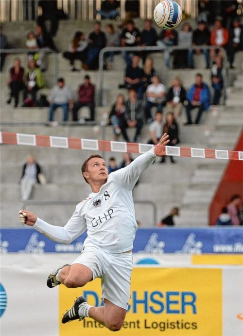 Nationalspieler Steve Schmutzler darf mit den Faustballern vom MTV Rosenheim trainieren.