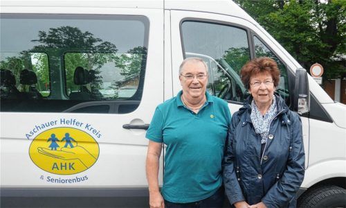 Annelies Kröger und Klaus Hupperich vor dem Aschauer Seniorenbus, der auf dem Parkplatz beim Rathaus parkt. Leider fehle eine Unterstand, bedauert Hupperich.Foto Kirchner