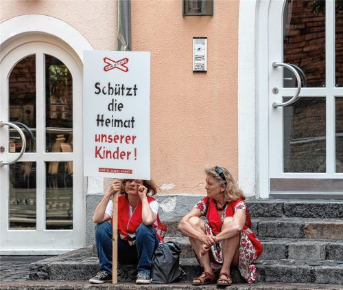 Anwohner demonstrieren in der Rosenheimer Innenstadt gegen den Bau einer neuen Trasse für den Nordzulauf im bayerischen Inntal. Foto dpa