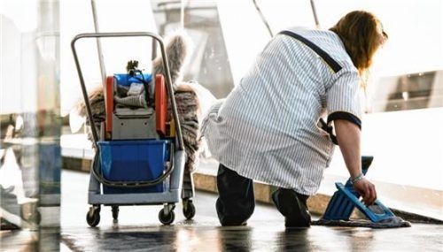 Arbeitgeber wollen Reinigungskräften Zuschläge und Urlaubstage streichen. Die Gewerkschaft IG Bau spricht von einem „Schlag ins Gesicht“. Foto re