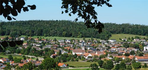Das „Dorf am Hügelrand“ wird im Aschauer Lied besungen. Die wunderschöne Lage kann bei Starkregenereignissen jedoch zu einem großen Nachteil werden, weil sich enorme Wassermengen von den Bergen der Umgebung den Weg zur Ortsmitte suchen.Foto  Rath