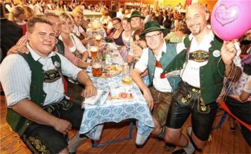 Auch heuer werden die Fanclubs der Kandidatinnen – hier Anhänger der 2017 gewählten Lisa Petzinger – wieder Stimmung für ihre Favoritin machen. Foto Stuffer