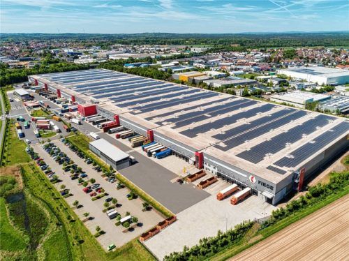 Auf dem Fiege Mega Center im hessischen Dieburg, eine rund 90000 Quadratmeter große Logistikhalle, liegen die über 20600 Module, gefertigt von der Schletter Group aus Kirchdorf bei Haag.Foto re