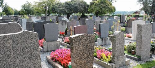 Auf dem Neuen und Alten Friedhof in Kolbermoor wurden rund 2500 Grabsteine auf Standfestigkeit geprüft. Foto weinzierl