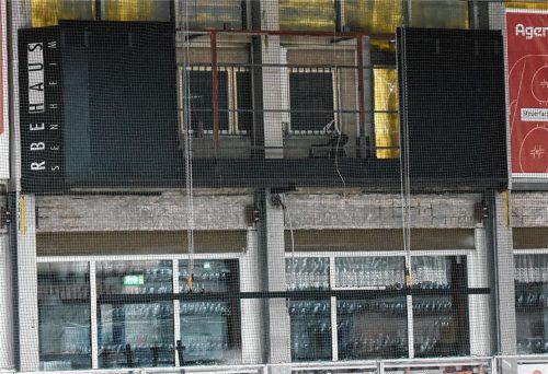 Auf dem Weg in die Zukunft: Die Starbulls setzen nicht nur auf ein neues Gastronomie-Konzept. Seit gestern wird auch eine LED-Leinwand aufgebaut, direkt über den Fenstern der Gaststätte.Foto Ziegler