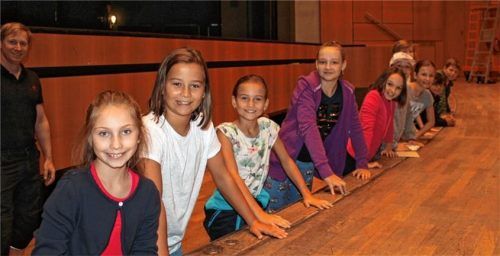 Auf der Hebebühne im Orchestergraben durften die Kinderreporter rauf- und runterfahren zwischen Bühne und Lagerraum.Foto  Lohmann