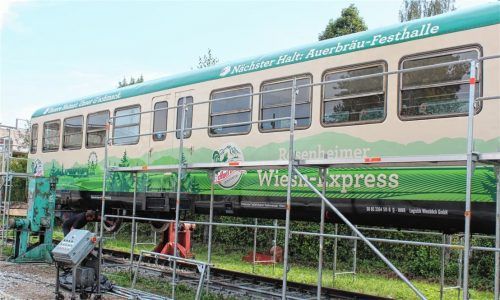 Aufgehübscht und ausgebremst: Regelmäßig wird der Waggon des Wiesnexpress instandgehalten und untersucht. Im vergangenen Jahr hat er noch eine neue Lackierung erhalten. Fotos Steffenhagen