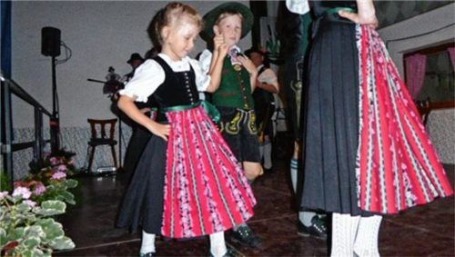 Aufgeregt schritten die jüngsten Trachtler zu ihrem Auftritt. Foto re
