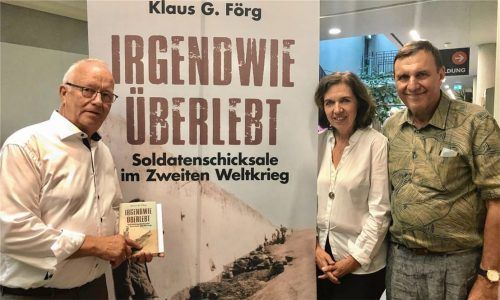 Aus dem geplanten Zeitzeugengespräch wurde ein Vortrag von Klaus G. Förg (rechts). Eingeladen hatte der Förderverein Volkshochschule Rosenheim mit seinem Vorsitzenden Anton Heindl (links). Susi Weiss sorgte für die musikalische Umrahmung. Foto Prechtl