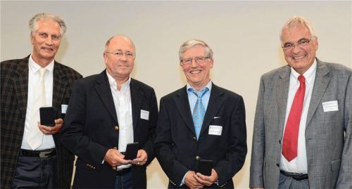 Ausgezeichnete Steuerberater: Professor Dr. Hartmut Schwab, Präsident der Steuerberaterkammer (rechts) ehrte (von links) Manfred Jung aus Neubeuern, Klaus Eberl aus Bad Aibling und Anton Peter Braun aus Rosenheim mit der goldenen Ehrennadel. Foto Steuerberaterkammer München
