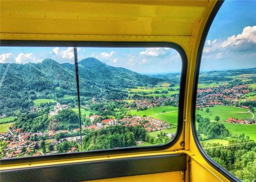 Baugrund ist in Aschau – hier aus der Gondel der Kampenwandbahn zu sehen – selten und eher teuer. Wie man an Einheimischengrund kommt, die Kriterien hierfür beschloss jetzt der Gemeinderat. Foto H.Reiter