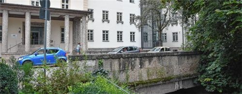 Baujahr 1979: Die Mühlbachbrücke in der Bismarckstraße verfügt zwar über eine besondere Konstruktion. Die Sanierung aber wäre nur wenig günstiger als der Neubau, hat die Rosenheimer Stadtverwaltung errechnet.