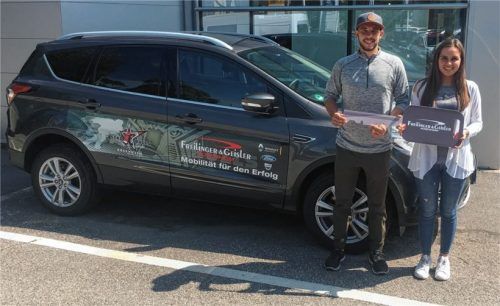Bei der Autoübergabe: Josh Mitchell erhält den symbolischen Schlüssel für sein neues Fahrzeug vom Autohaus Freilinger & Geisler. Fotos  Ziegler