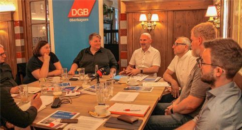 Bei der DGB-Sommerpressekonferenz (von links): Alexander Kirnberger (Katholische Betriebsseelsorge), Katarina Koper (DGB-Jugendsekretärin), Heike Stoffels (IG BAU), Günter Zellner (DGB), Robert Metzger (ver.di), Christian Naß (IG Metall) und Daniel Schicker (IG BCE).Foto Heinz