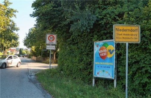 Bei der Einfahrt nach Niederndorf kommt es immer wieder zu Rückstaus, weil in der Tempo 30-Zone die Fahrzeuge, die von rechts aus dem nahen Sonnenblumenweg (im Hintergrund) kommen, Vorfahrt haben. Künftig haben die Autos, die von der Pürtener Straße kommen an dieser Stelle Vorfahrt.Foto  Grundner