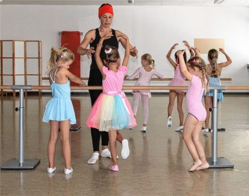 Bei der Schnupperstunde trainiert Bernadette Ambros Elevinnen. Ihre Schwester, Dorothea Sreller ist Co-Trainerin. Foto  Sutherland