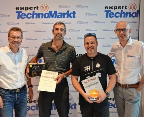 Bei der Siegerehrung: Der Geschäftsführer des Expert-Techno-Markts, Günther Hintereicher (von links), der Erstplatzierte Matthias Kreitmeier, Frank Schmidt (zweiter Platz) und der Verkaufsleiter Sebastian Scheffer. Foto Heise