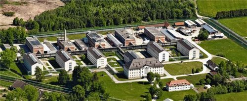 Bei einem Streit zwischen zwei Häftlingen in der JVA Bernau ist am Donnerstag ein 30-jähriger Kroate ums Leben gekommen. Foto Berger