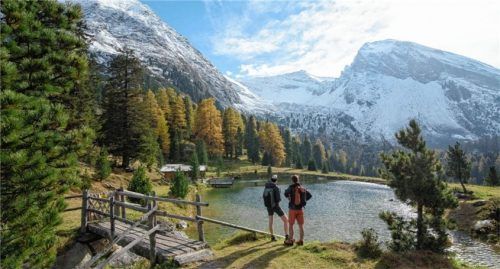 Bei einer Herbstwanderung im Zillertal, wie hier bei der Griererlacke, bieten sich spektakuläre Ausblicke.Zillertal Tourismus/Thomas Straub