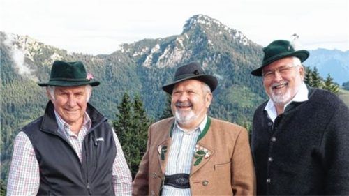 Beim Almgespräch auf der Feichteckalm am Samerberg (von links): Hans Auer, Max Bertl und Sebastian Friesinger. Foto Hötzelsperger