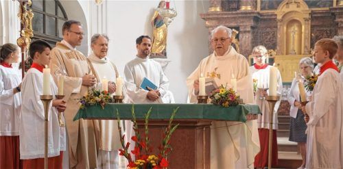 Beim Festgottesdienst in der gut besuchten Pfarrkirche „Darstellung des Herrn“ in Aschau: Pfarrer Paul Janßen (links), Diakon i.R. Hans Weber (Zweiter von links) und Pfarrer i.R. Johann Weindl (Mitte)Foto .REhberg