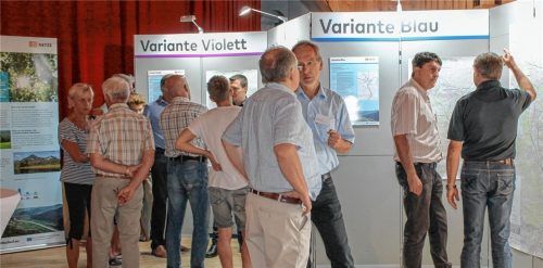 Beim Info-Markt zum Brenner-Nordzulauf in Schechen wurden die fünf Grobtrassen intensiv diskutiert.Foto Heinz