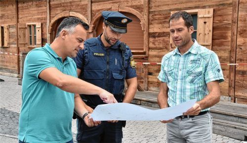 Beim Wiesnaufbau kommt es auf jeden Zentimeter an: Klaus Hertreiter, Koordinator des Herbstfestes beim Wirtschaftlichen Verband (links), erläutert Michael Rottmüller von der Polizei und Donat Steindlmüller, Leiter des Sachgebiets Öffentliche Sicherheit und Ordnung bei der Stadt Rosenheim, den Lageplan.Foto Schlecker