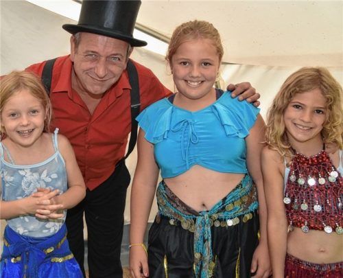 Bereit für ihren großen Auftritt: (von links) Lina (7), Zirkusdirektor StefanWaldner (51), Luzia (10) und Lisa (8) arbeiten gemeinsam an der Bauchtänzer-Choreografie.
