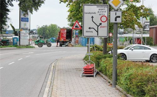 Bereits von der Hasslerstraße aus erkennt man das Sackgassenschild zu Beginn der Conradtystraße – das hat laut Anwohner Thomas Leithner viele Autofahrer nicht interessiert. Fotos weinzierl