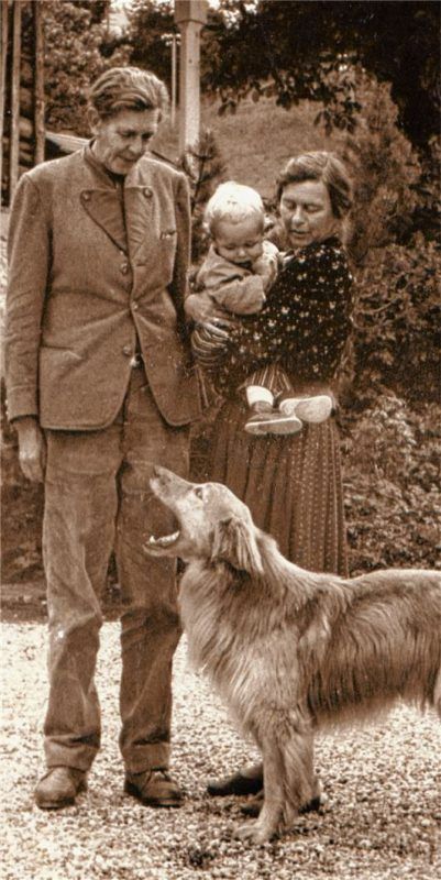 Bernt von Heiseler mit seiner Frau Gertrud und Enkel Till Nikolaus. Das Foto ist wahrscheinlich 1964 in Brannenburg entstanden.Foto  Ingrid von Heiseler