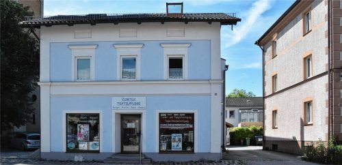 „Betrieb vorübergehend eingestellt“, steht an der Tür der Reinigung. Wie die Kunden an ihr Eigentum kommen, weiß derzeit niemand. Fotos Schlecker