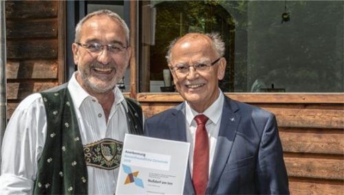 „Bienenfreundliche Gemeinde 2019“: Sepp Oberauer, Bürgermeister von Nußdorf, erhält die Urkunde aus den Händen von Bezirkstagspräsident Josef Mederer (rechts). Foto Pressestelle Bezirk Oberbayern