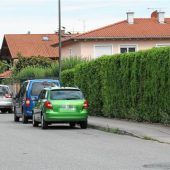Unbekannte zerstechen Autoreifen