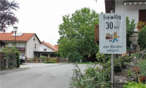 Bislang ist Tempo 30 für Autofahrer nur eine freiwillige Sache. Doch nun könnte die Begrenzung bald verordnet werden.Foto Grundner