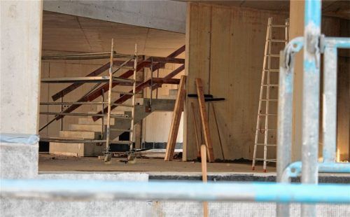 Blick ins neue Rathaus: Parkett, Werkstein und Teppich sind für die Erdgeschossböden vorgesehen.Foto Heinz