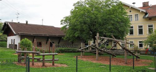 Blick von Südosten: Auf diesem Teil des Pausenhofes der Wastl-Fanderl-Grundschule Frasdorf soll die neue Schulsporthalle gebaut werden. Die Großspielgeräte und der Schuppen des Bauhofs (links) müssten dazu weichen. Die Sporthalle wird in das Erdreich eingelassen, so dass man von der alten Schule aus weiterhin nach Süden schauen kann.