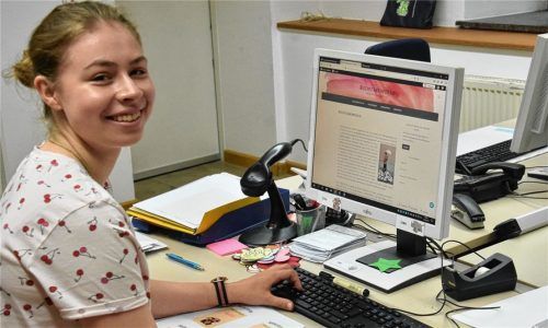 Bloggerin Lisa Henzler: Während ihrer Arbeitszeit in der Rosenheimer Stadtbibliothek schreibt die 19-Jährige Einträge für ihren Blog „Buchstabenpoesie“. Foto Schlecker