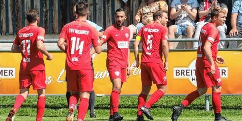 Buchbach will nach zwei Niederlagen in der Vorsaison heute gegen Burghausen wieder was zum Feiern haben.Foto Buchholz