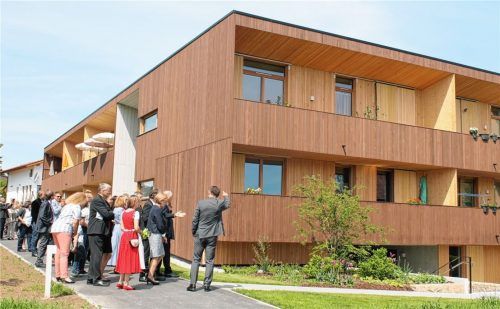 Bürgermeister Hans Holzmeier führte bei der Einweihung die Gäste über das Gelände der Modest-Mitterhuber-Wohnanlage. Foto Heinz